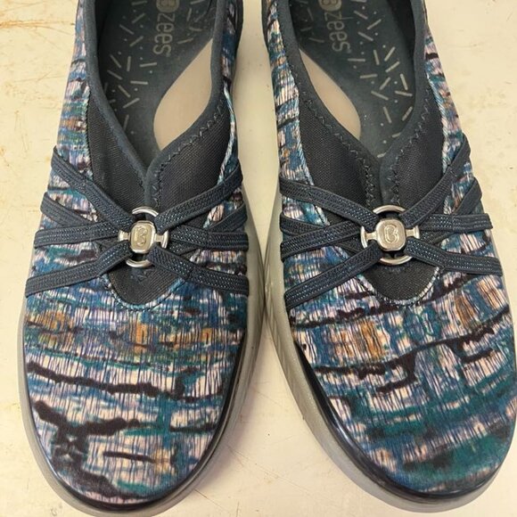 BZees Geometric pattern Women's Niche Slip On Flat Comfort Stretch size 9.5 - Picture 1 of 4